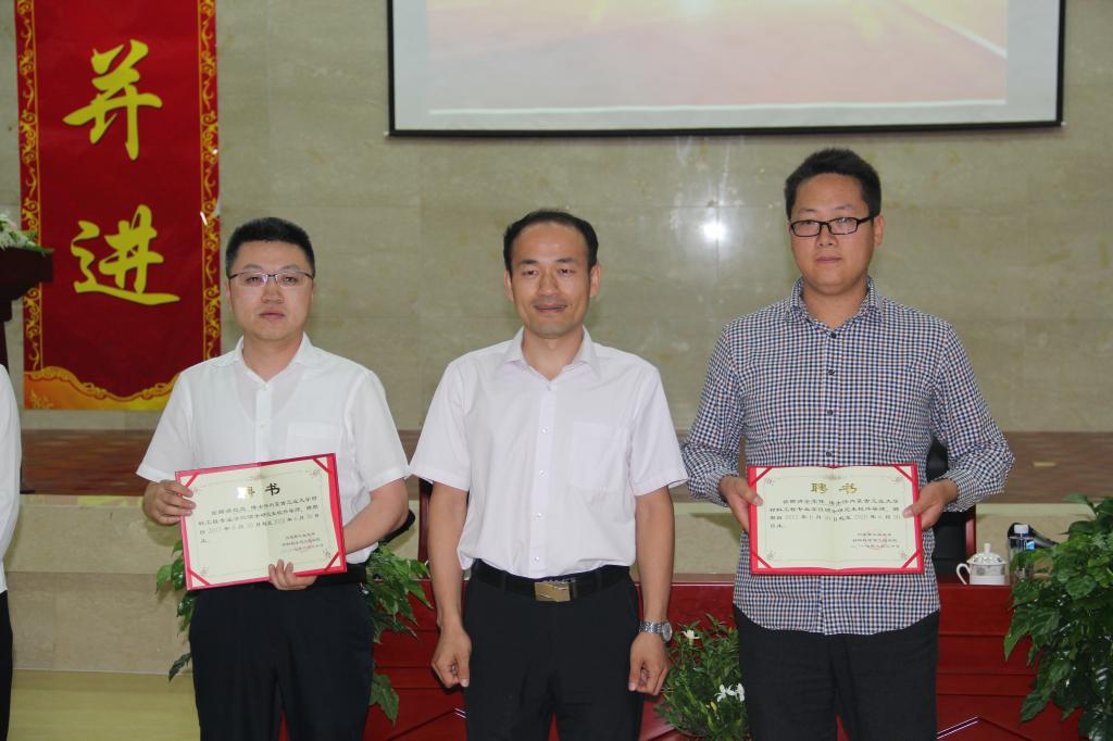 刘景顺颁发专业学位硕士研究生校外导师聘书